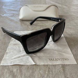 Authentic - Valentino Sunglasses (Style: V674S)